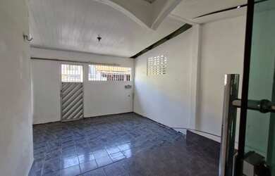 Imagem: A casa possui 3 Dormitórios, 2 Banheiros e está localizado