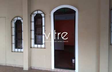 Imagem: A casa possui 3 Dormitórios, 2 Banheiros, 2 Vagas na garagem