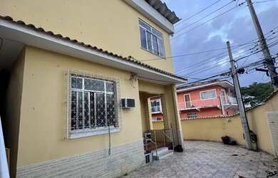 Imagem: O apartamento possui 3 Dormitórios, 1 Banheiro, 1 Vaga na garagem