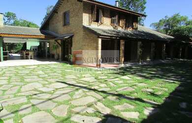 Imagem: A casa possui 4 Dormitórios, 5 Banheiros, 5 Vagas na garagem