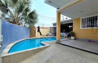 Imagem: A casa possui 3 Dormitórios, 4 Banheiros, 2 Vagas na garagem