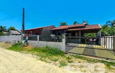 Imagem: A casa possui 4 Dormitórios, 3 Banheiros, 4 Vagas na garagem