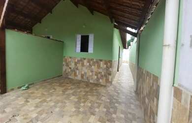 Imagem: A casa possui 2 Dormitórios, 2 Banheiros, 2 Vagas na garagem