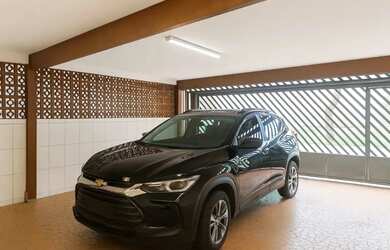 Imagem: A casa possui 4 Dormitórios, 3 Banheiros, 2 Vagas na garagem