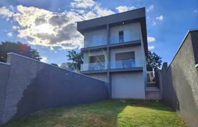 Imagem: A casa possui 3 Dormitórios, 4 Banheiros, 2 Vagas na garagem