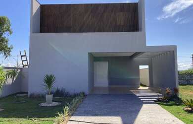 Imagem: A casa possui 3 Dormitórios, 4 Banheiros, 5 Vagas na garagem