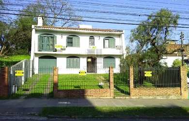 Imagem: A casa possui 4 Dormitórios, 3 Banheiros, 2 Vagas na garagem