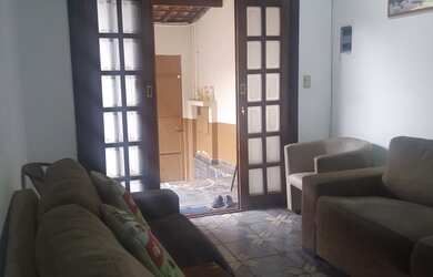 Imagem: A casa possui 3 Dormitórios, 1 Banheiro, 2 Vagas na garagem