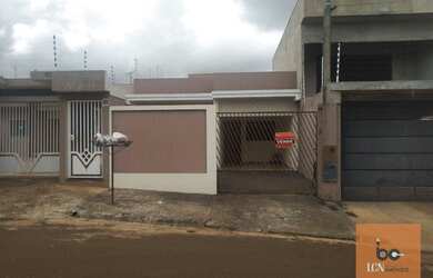 Imagem: A casa possui 2 Dormitórios, 1 Banheiro, 1 Vaga na garagem