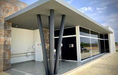 Imagem: A casa possui 3 Dormitórios, 3 Banheiros, 2 Vagas na garagem