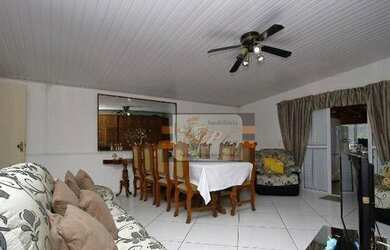 Imagem: A casa possui 2 Dormitórios, 2 Banheiros, 2 Vagas na garagem