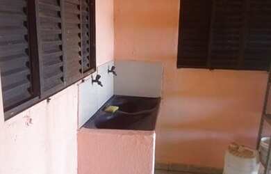 Imagem: A casa possui 2 Dormitórios, 1 Banheiro, 1 Vaga na garagem