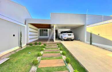 Imagem: A casa possui 3 Dormitórios, 1 Banheiro, 2 Vagas na garagem