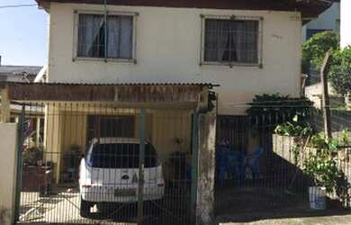 Imagem: A casa possui 4 Dormitórios, 2 Banheiros, 3 Vagas na garagem