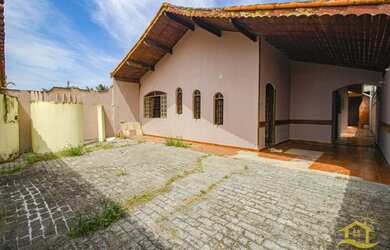 Imagem: A casa possui 3 Dormitórios, 4 Banheiros, 3 Vagas na garagem