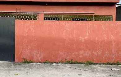 Imagem: A casa possui 3 Dormitórios, 2 Banheiros, 1 Vaga na garagem