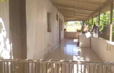 Imagem: A casa possui 4 Dormitórios, 4 Banheiros, 2 Vagas na garagem