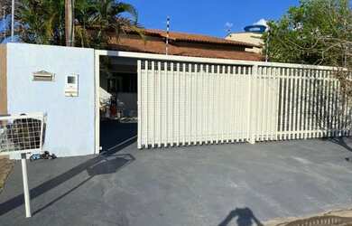 Imagem: A casa possui 3 Dormitórios, 2 Banheiros, 4 Vagas na garagem