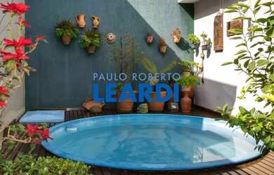 Imagem: A casa possui 3 Dormitórios, 4 Banheiros, 2 Vagas na garagem