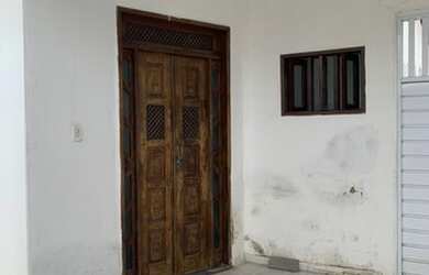 Imagem: A casa possui 4 Dormitórios, 2 Banheiros, 1 Vaga na garagem