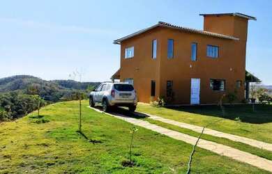 Imagem: A casa possui 3 Dormitórios, 3 Banheiros, 5 Vagas na garagem