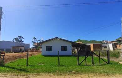 Imagem: A casa possui 2 Dormitórios, 1 Banheiro, 1 Vaga na garagem