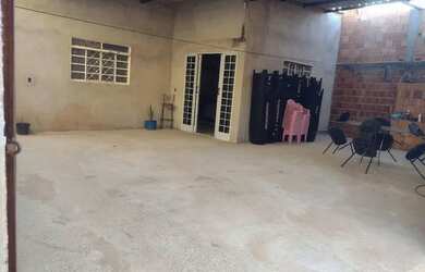 Imagem: A casa possui 2 Dormitórios, 2 Banheiros, 4 Vagas na garagem