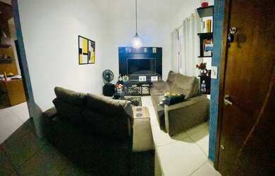 Imagem: A casa possui 2 Dormitórios, 1 Banheiro, 2 Vagas na garagem