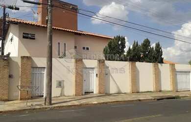 Imagem: A casa possui 3 Dormitórios, 3 Banheiros, 4 Vagas na garagem