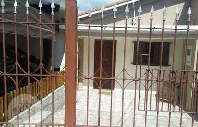 Imagem: A casa possui 2 Dormitórios, 1 Banheiro, 1 Vaga na garagem