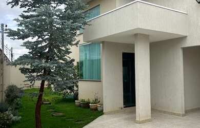 Imagem: A casa possui 3 Dormitórios, 3 Banheiros, 4 Vagas na garagem