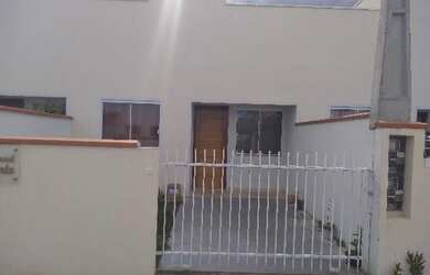 Imagem: A casa possui 2 Dormitórios, 1 Banheiro, 1 Vaga na garagem