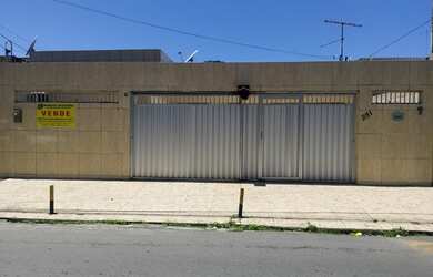 Imagem: A casa possui 4 Dormitórios, 4 Banheiros, 2 Vagas na garagem