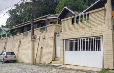 Imagem: A casa possui 3 Dormitórios, 2 Banheiros, 2 Vagas na garagem