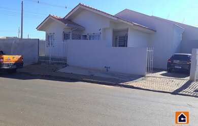 Imagem: A casa possui 2 Dormitórios, 1 Banheiro, 2 Vagas na garagem