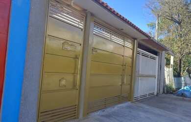 Imagem: A casa possui 2 Dormitórios, 2 Banheiros e está localizado