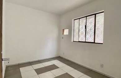 Imagem: A casa possui 2 Dormitórios, 1 Banheiro, 1 Vaga na garagem