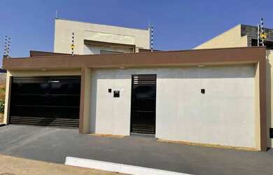 Imagem: A casa possui 3 Dormitórios, 2 Banheiros, 2 Vagas na garagem