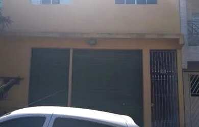 Imagem: A casa possui 1 Dormitório, 2 Banheiros, 3 Vagas na garagem