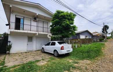 Imagem: A casa possui 3 Dormitórios, 1 Banheiro, 2 Vagas na garagem