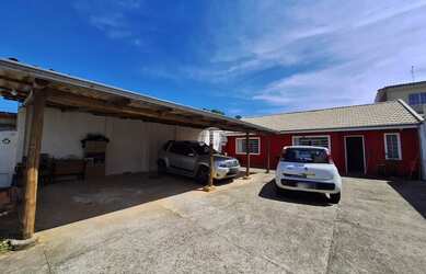 Imagem: A casa possui 3 Dormitórios, 2 Banheiros, 3 Vagas na garagem