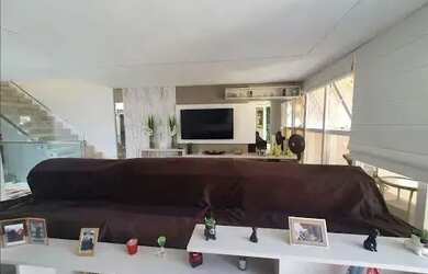 Imagem: A casa possui 3 Dormitórios, 4 Banheiros, 3 Vagas na garagem