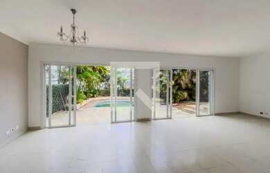 Imagem: A casa possui 4 Dormitórios, 5 Banheiros, 3 Vagas na garagem