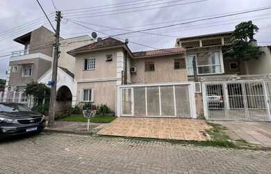 Imagem: A casa possui 4 Dormitórios, 3 Banheiros, 2 Vagas na garagem