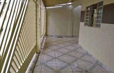 Imagem: A casa possui 2 Dormitórios, 1 Banheiro, 2 Vagas na garagem