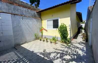 Imagem: A casa possui 2 Dormitórios, 2 Banheiros, 2 Vagas na garagem