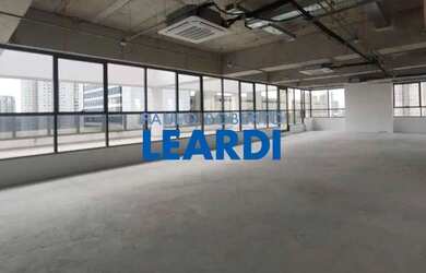 Imagem: O depósito possui 5 Vagas na garagem e 440m² de Área e está