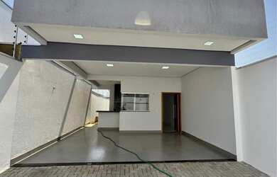 Imagem: A casa possui 3 Dormitórios, 2 Banheiros, 2 Vagas na garagem