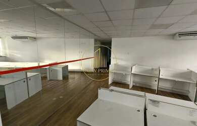 Imagem: O depósito possui 5 Vagas na garagem e 330m² de Área e está