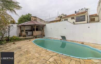 Imagem: A casa possui 3 Dormitórios, 4 Banheiros, 3 Vagas na garagem